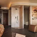 Visionair & Szálloda 4*